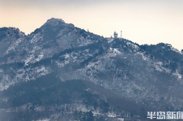 窗外，雪又续上了